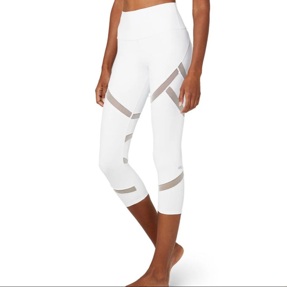 ALO Yoga MESMERIZE capri in white
